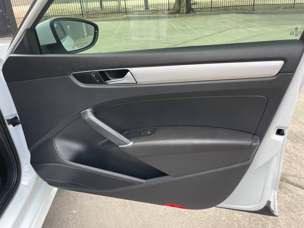 2017 Volkswagen Passat Image 37