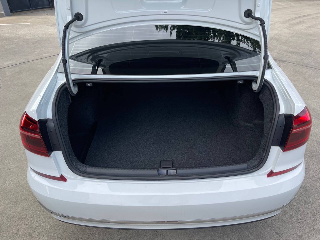 2017 Volkswagen Passat Image 38