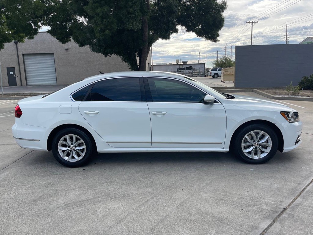 2017 Volkswagen Passat Image 52
