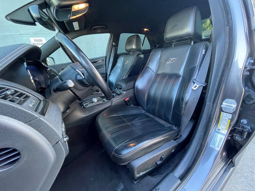 2016 Chrysler 300 Image 12