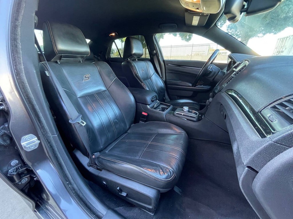 2016 Chrysler 300 Image 13