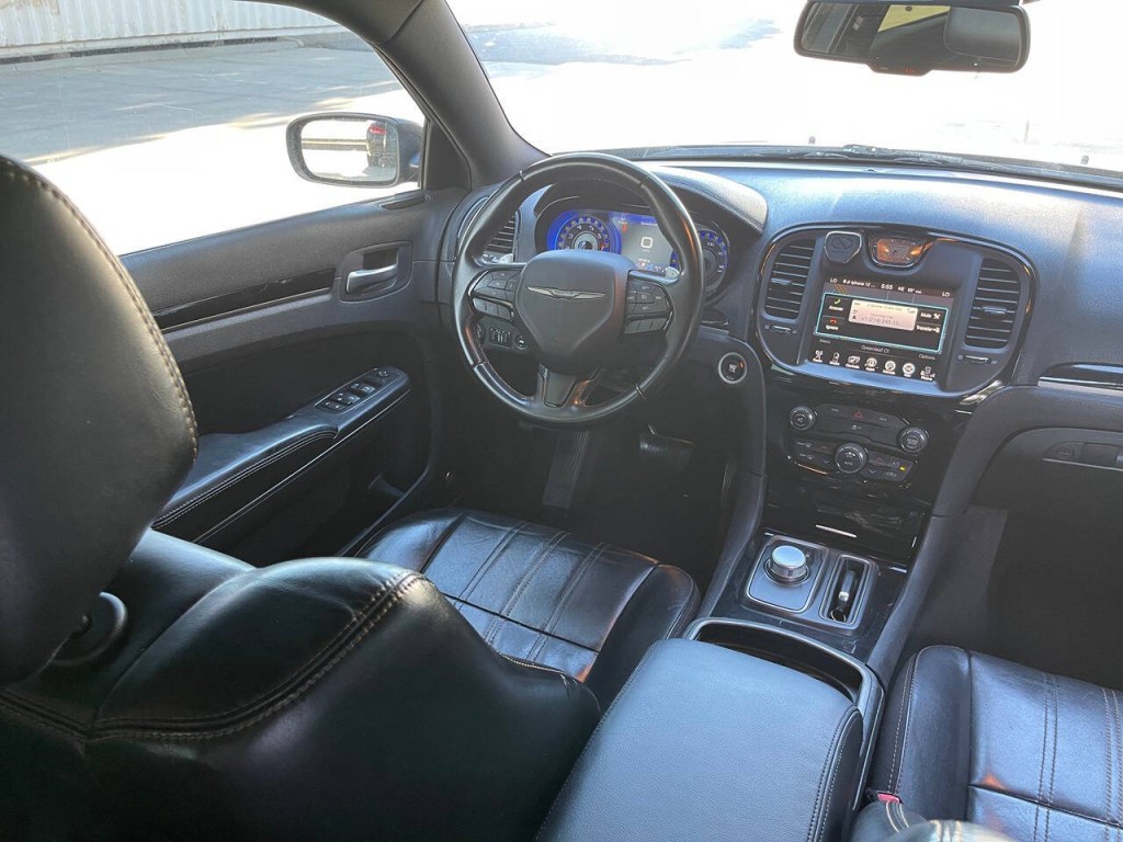 2016 Chrysler 300 Image 16