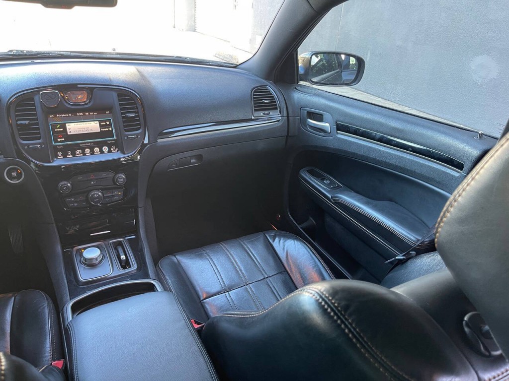 2016 Chrysler 300 Image 17