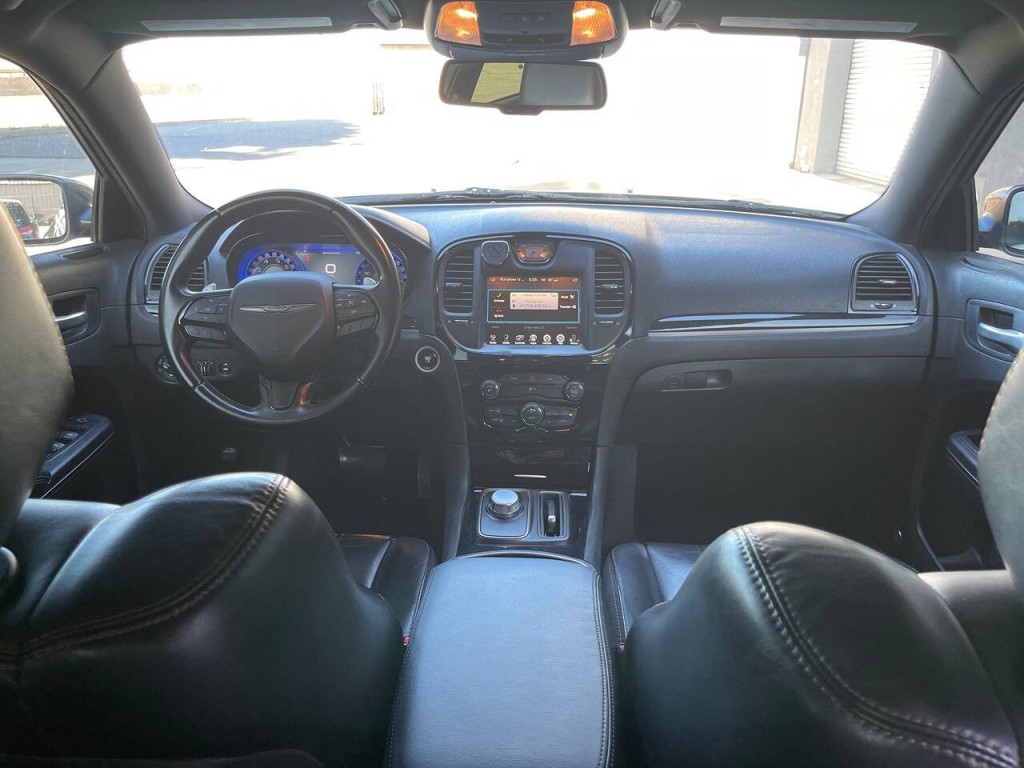 2016 Chrysler 300 Image 23