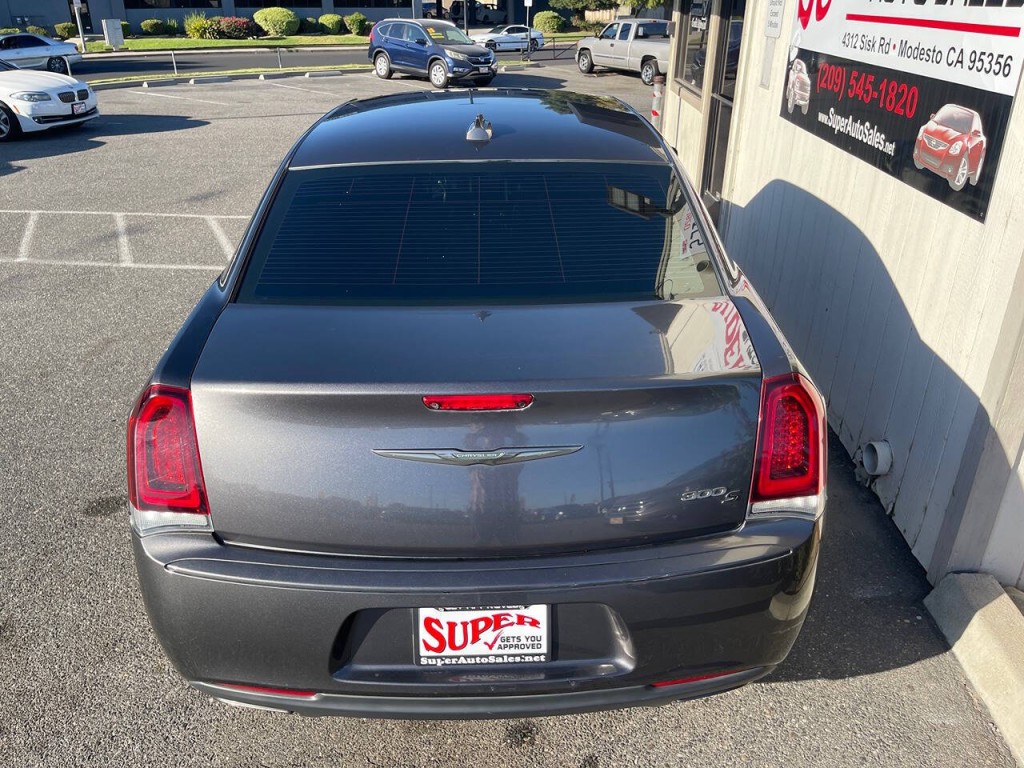 2016 Chrysler 300 Image 28