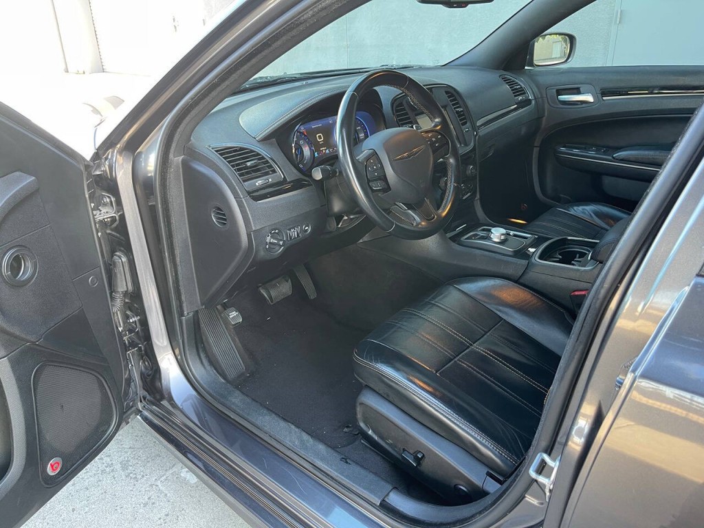 2016 Chrysler 300 Image 29