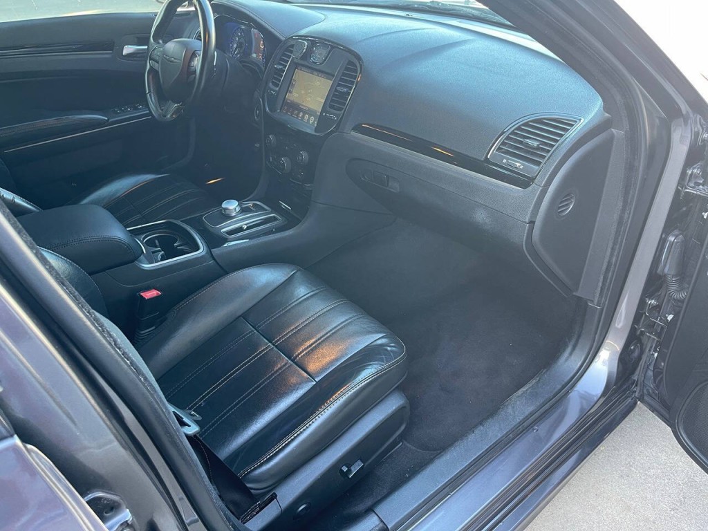 2016 Chrysler 300 Image 30