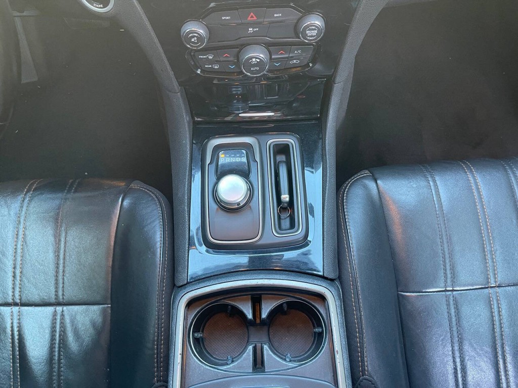 2016 Chrysler 300 Image 32
