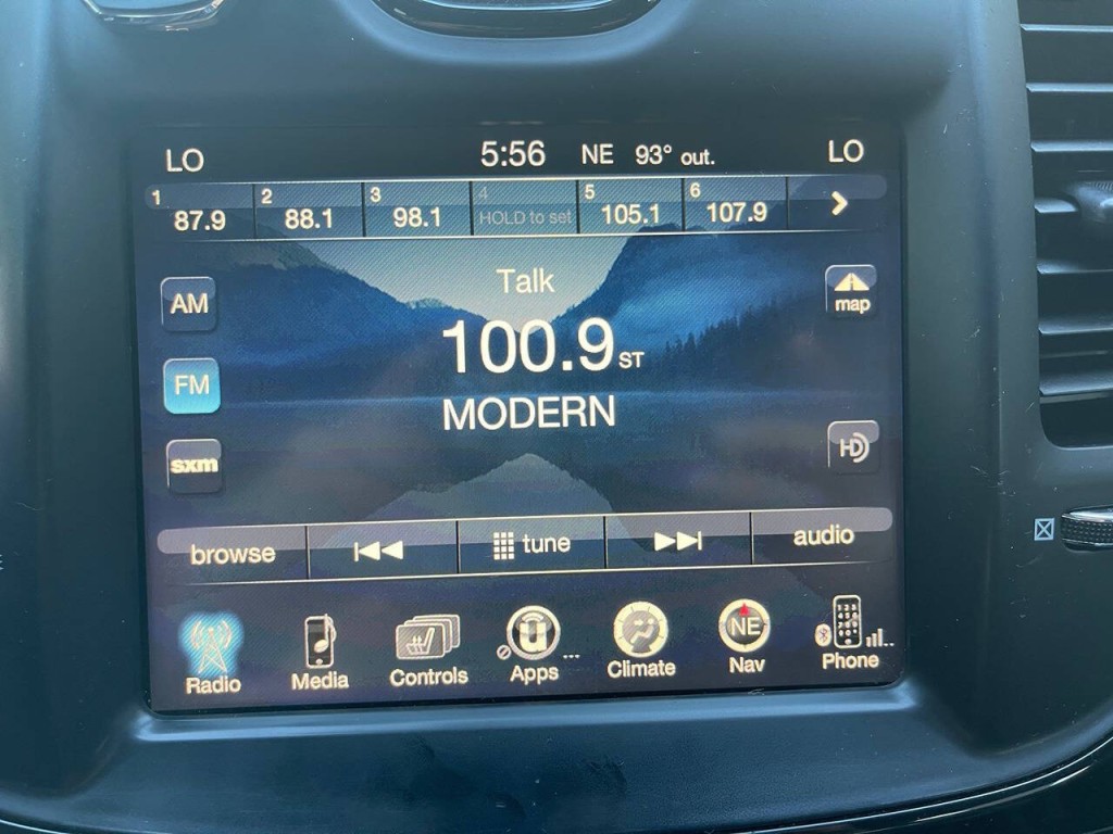 2016 Chrysler 300 Image 34