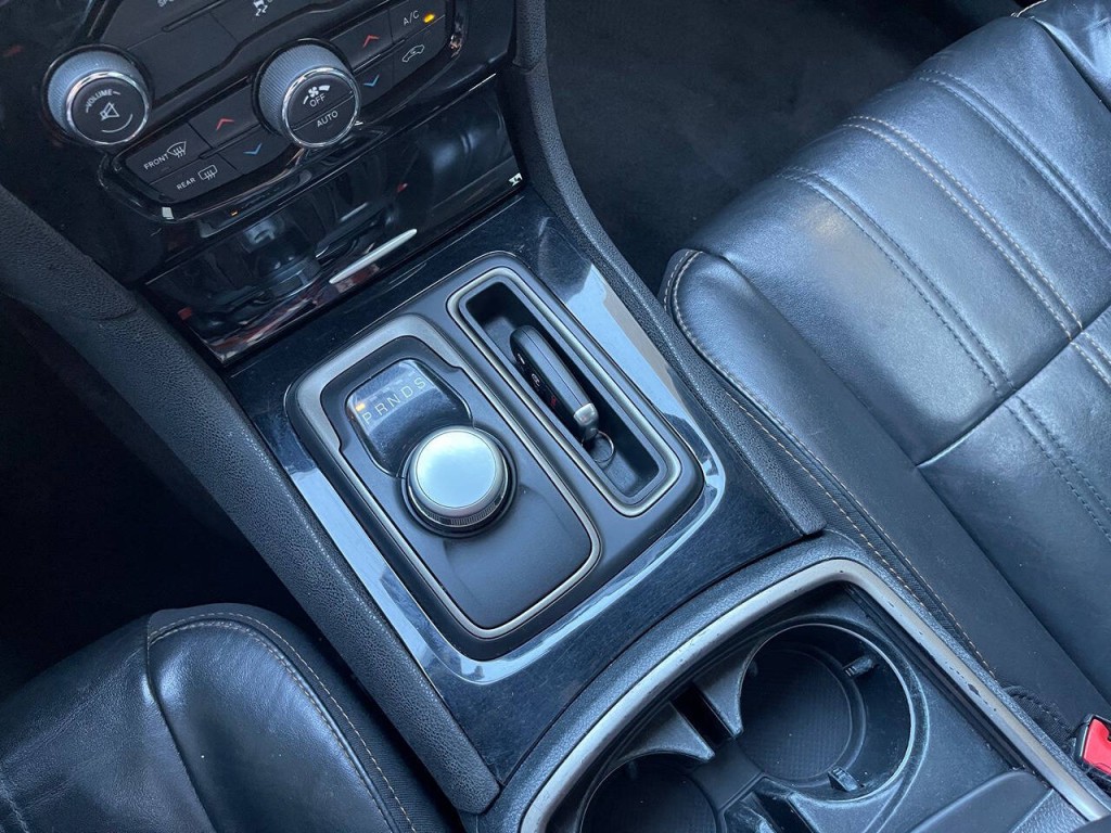 2016 Chrysler 300 Image 35