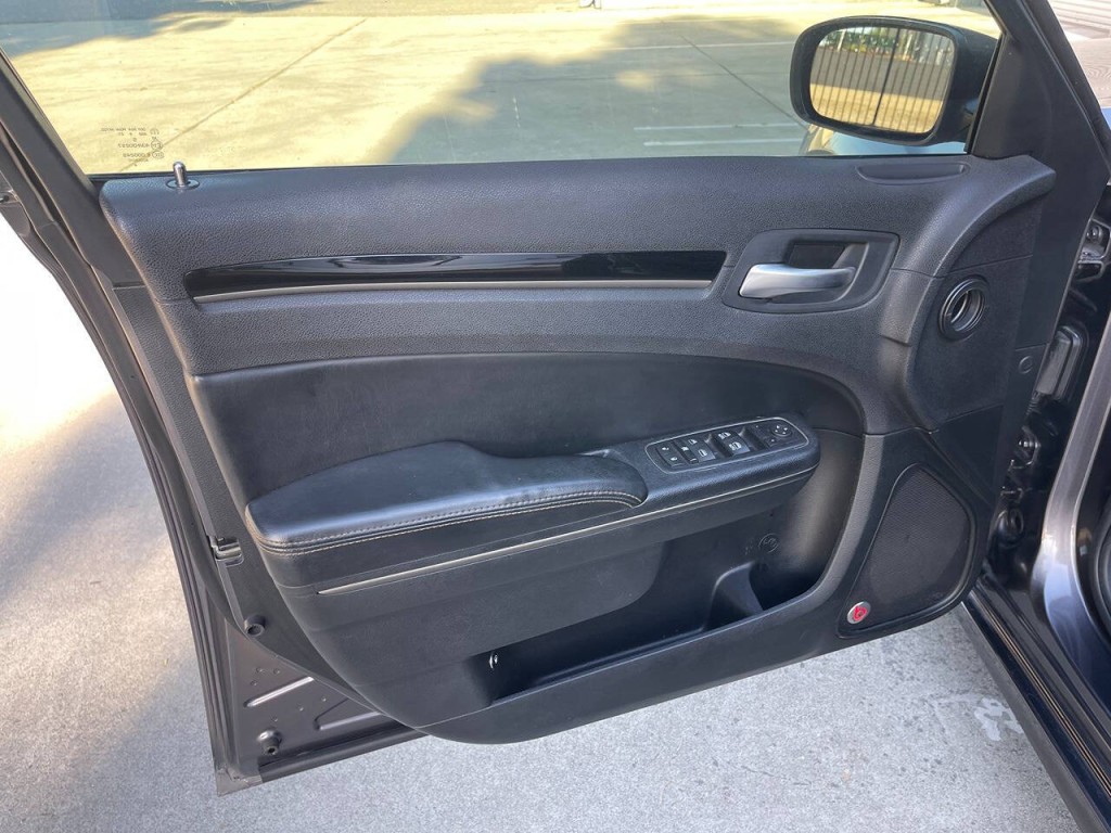 2016 Chrysler 300 Image 36