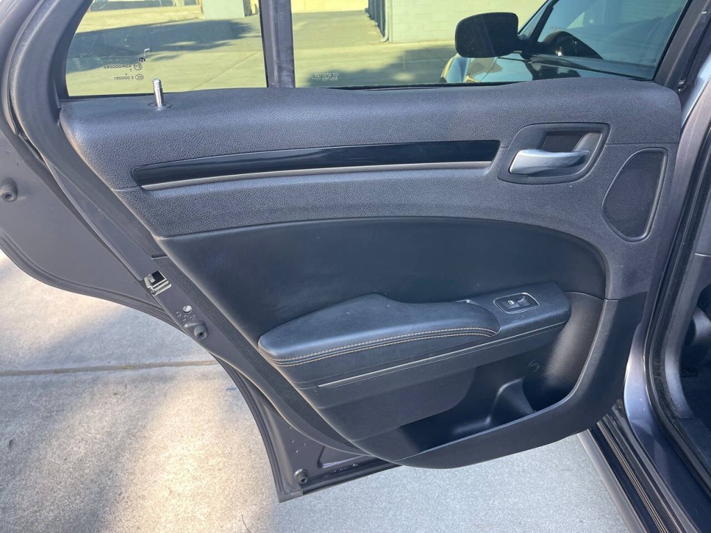 2016 Chrysler 300 Image 37