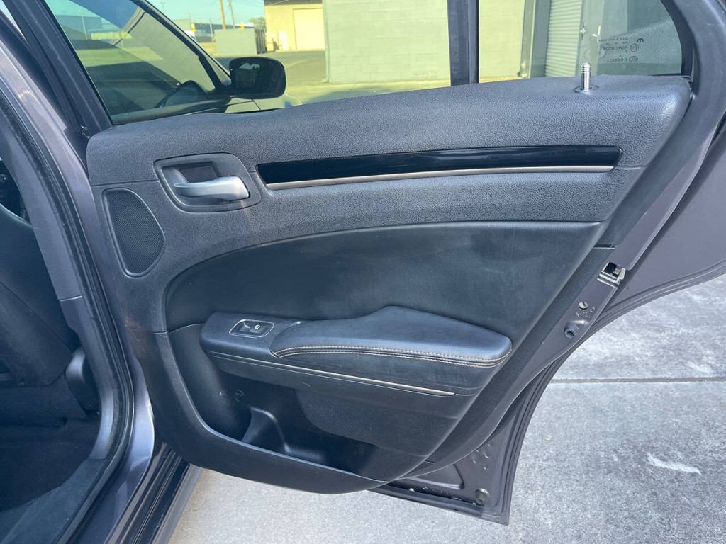 2016 Chrysler 300 Image 38