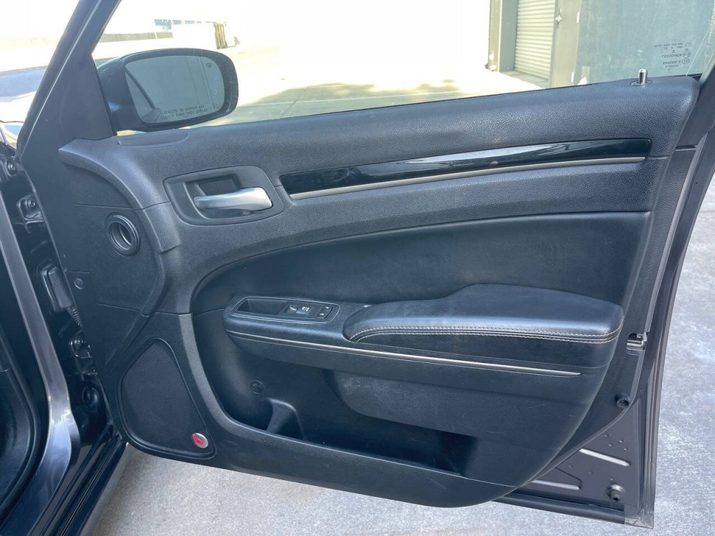 2016 Chrysler 300 Image 39