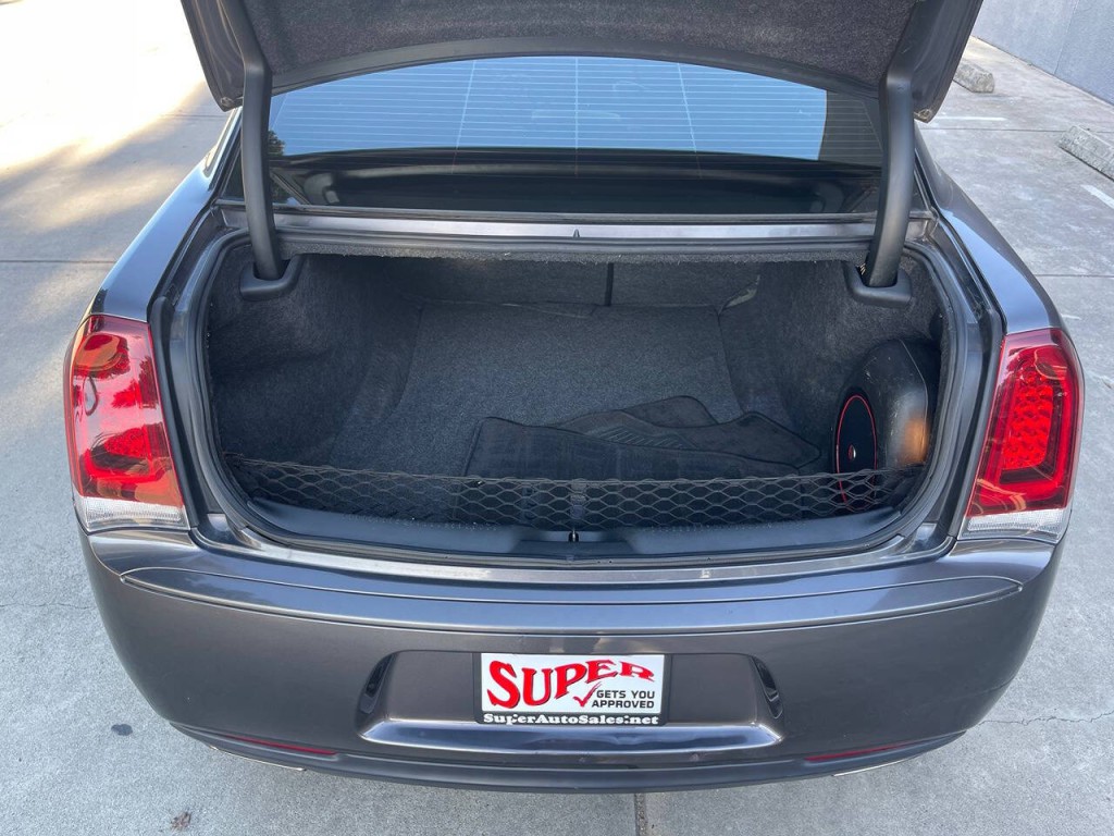 2016 Chrysler 300 Image 40