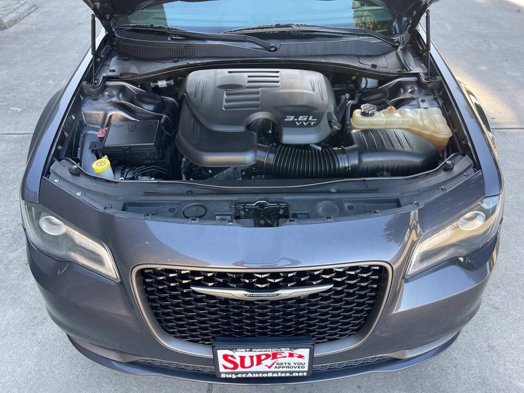 2016 Chrysler 300 Image 42