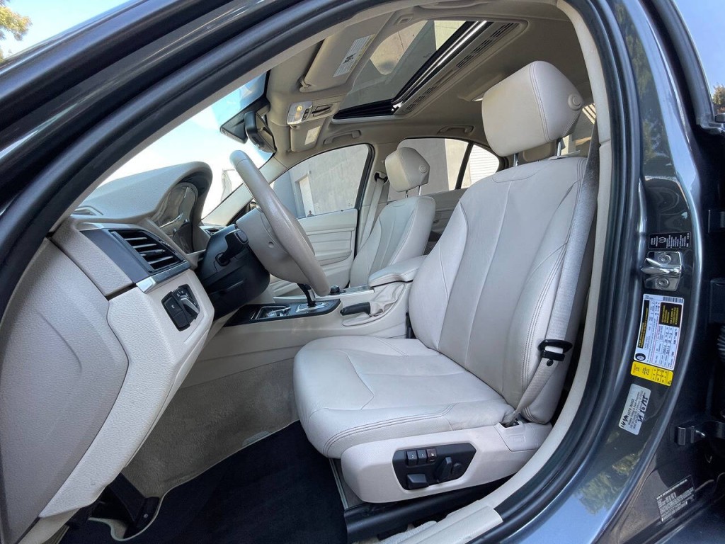 2012 BMW 3 Series Image 12