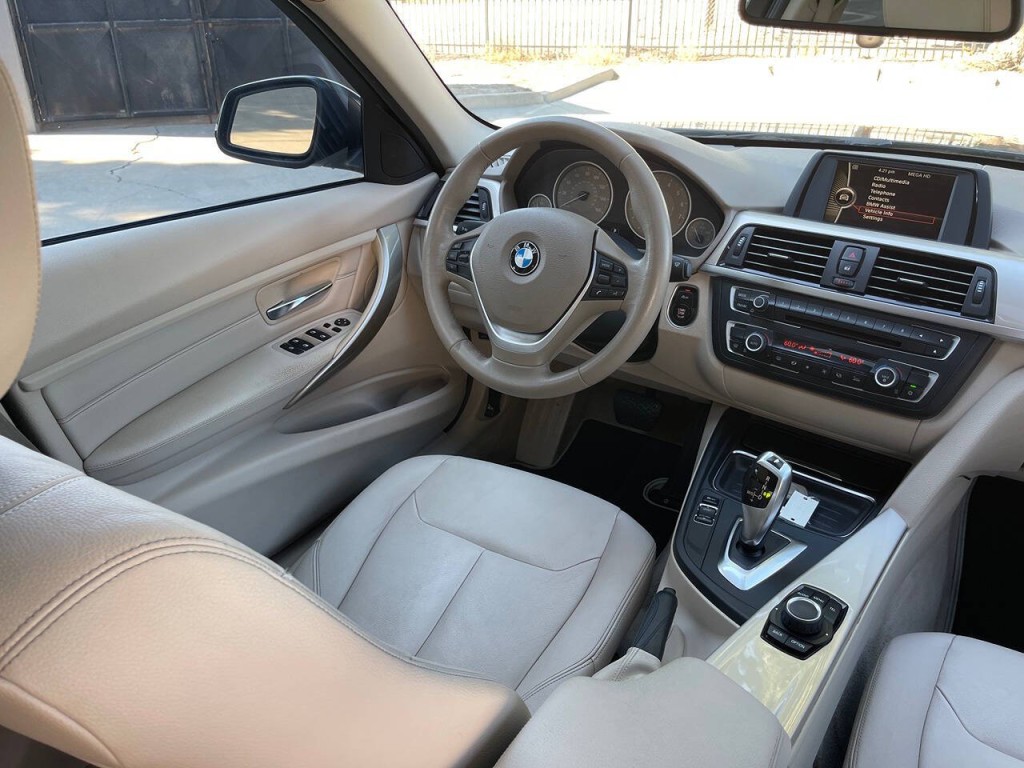 2012 BMW 3 Series Image 16