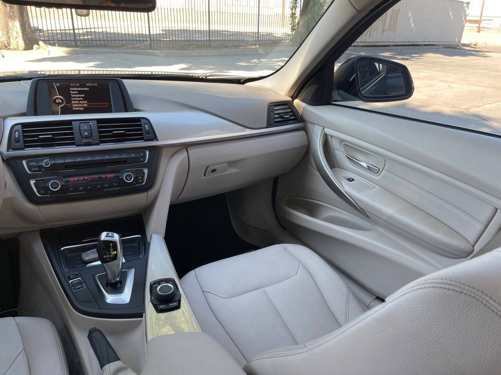 2012 BMW 3 Series Image 17