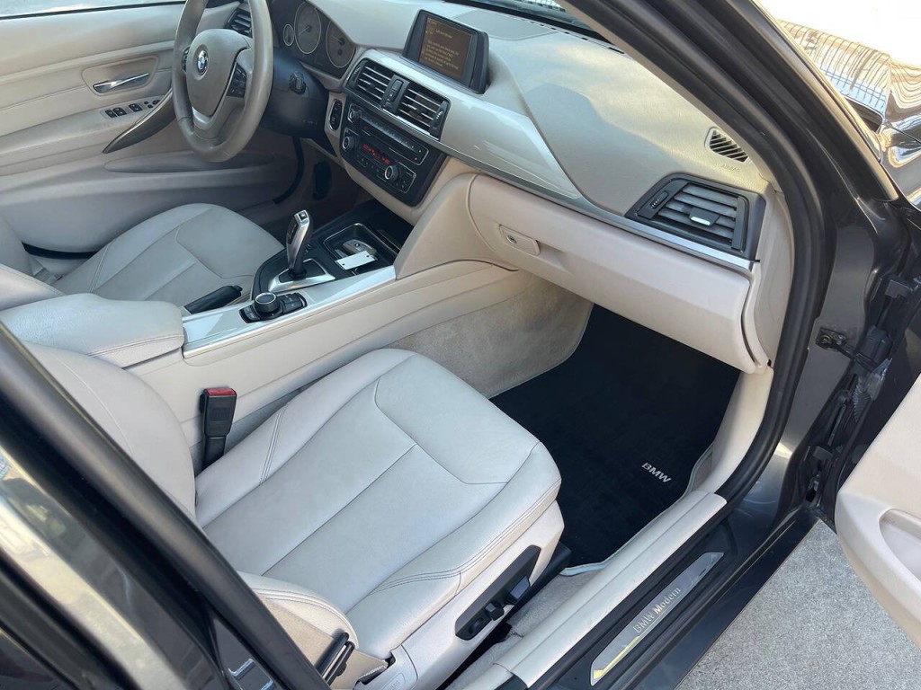 2012 BMW 3 Series Image 30