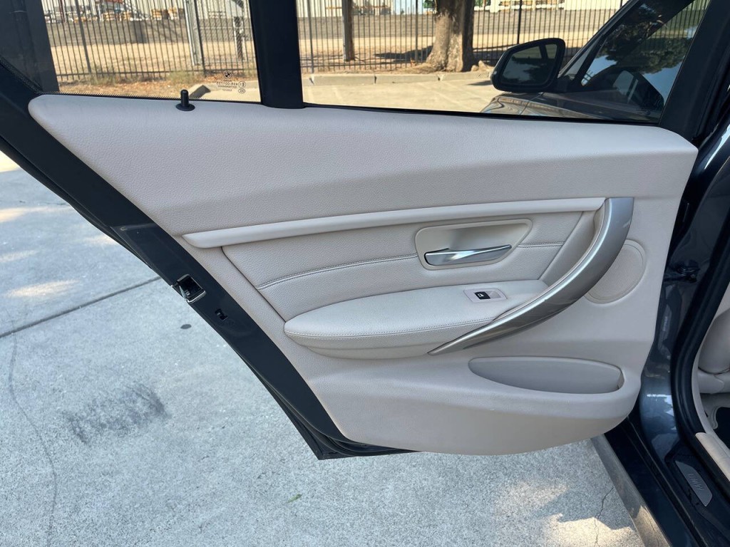 2012 BMW 3 Series Image 35
