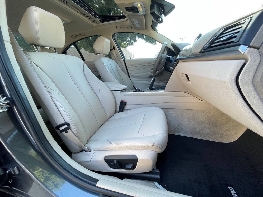 2012 BMW 3 Series Image 12