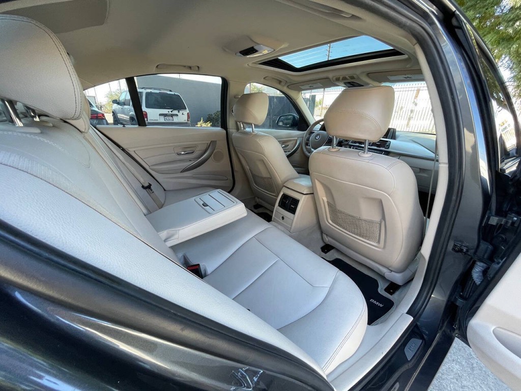 2012 BMW 3 Series Image 14