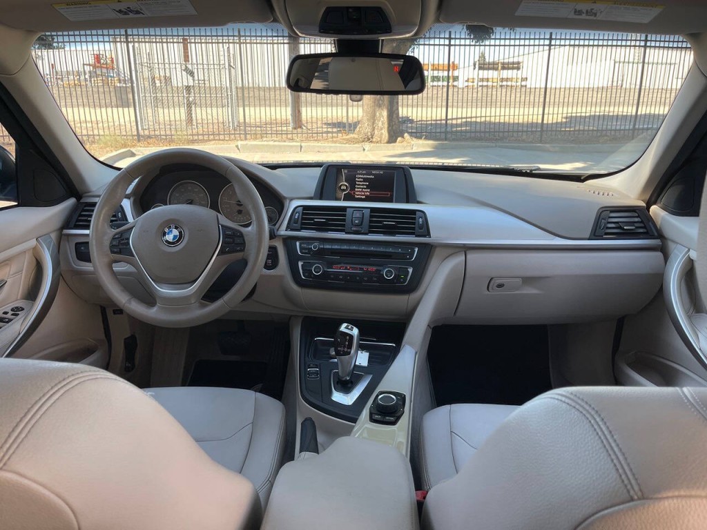 2012 BMW 3 Series Image 17