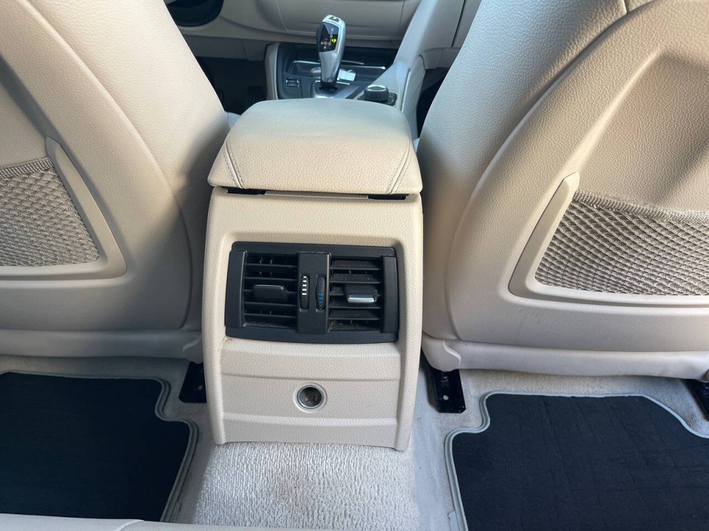 2012 BMW 3 Series Image 21