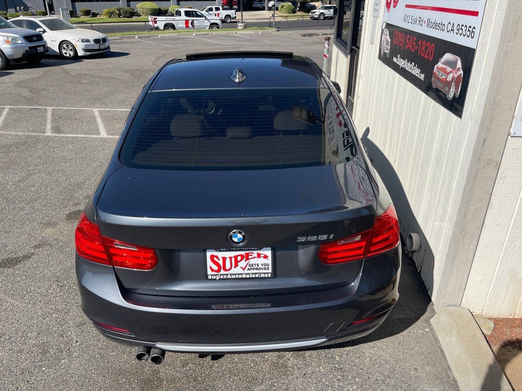 2012 BMW 3 Series Image 25