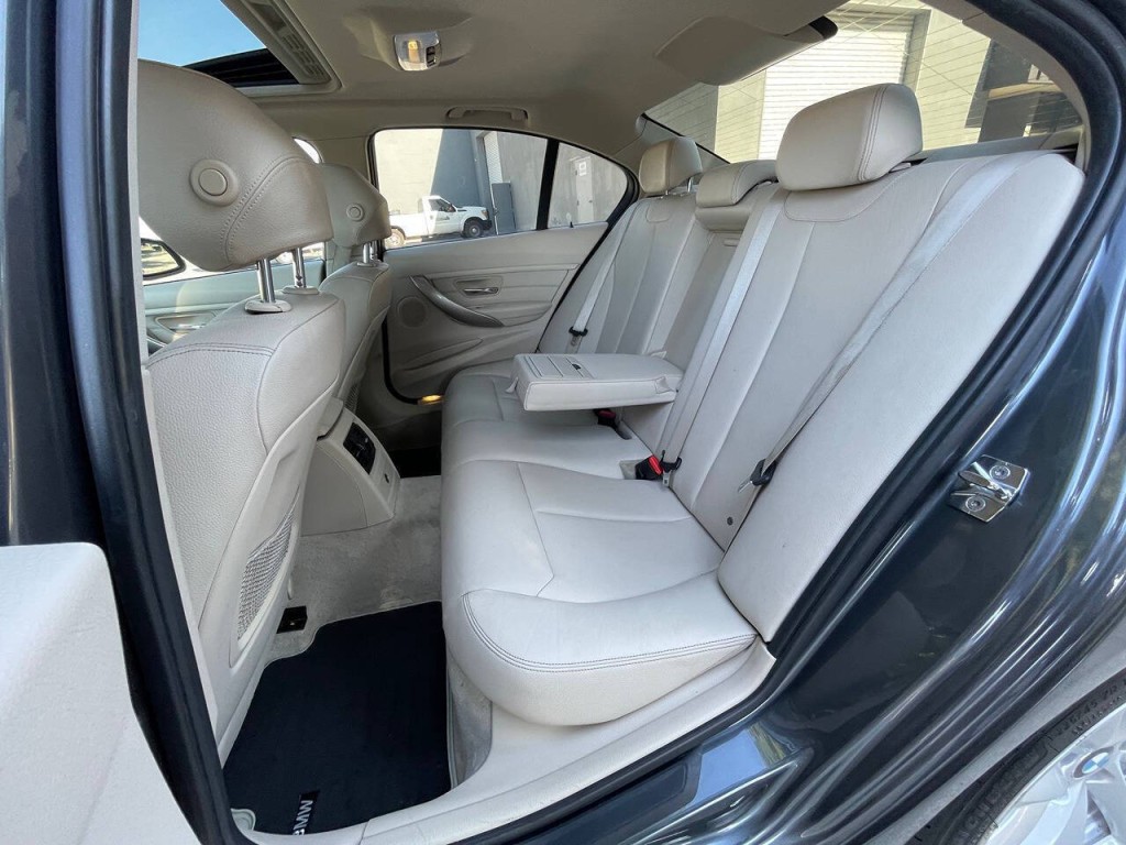 2012 BMW 3 Series Image 30