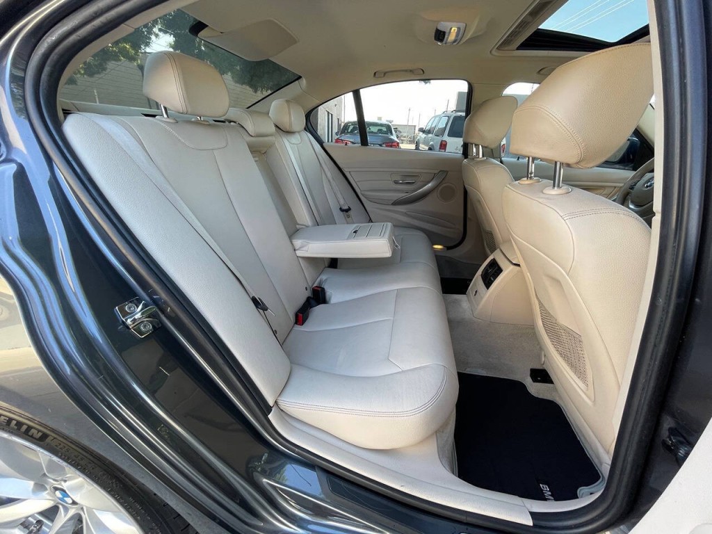 2012 BMW 3 Series Image 31