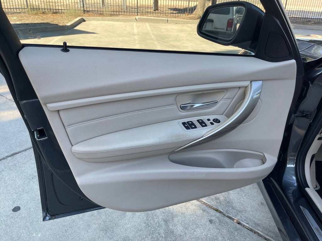 2012 BMW 3 Series Image 32