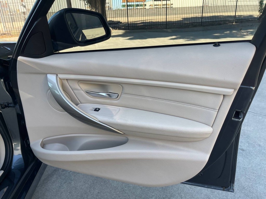 2012 BMW 3 Series Image 33