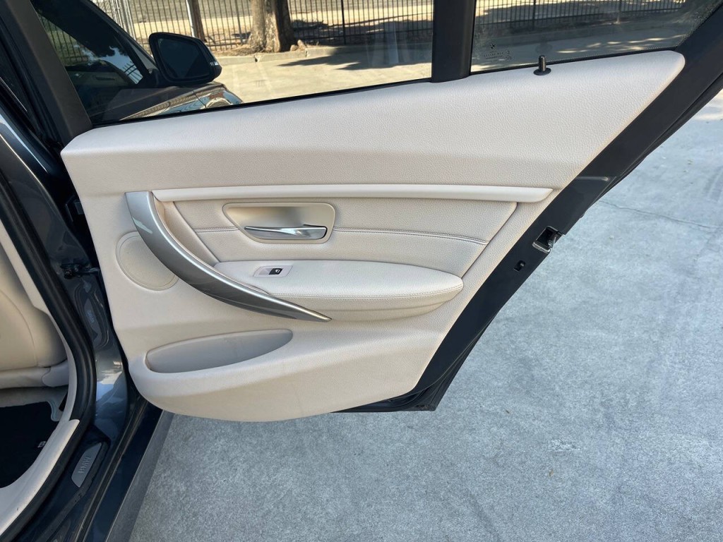 2012 BMW 3 Series Image 35