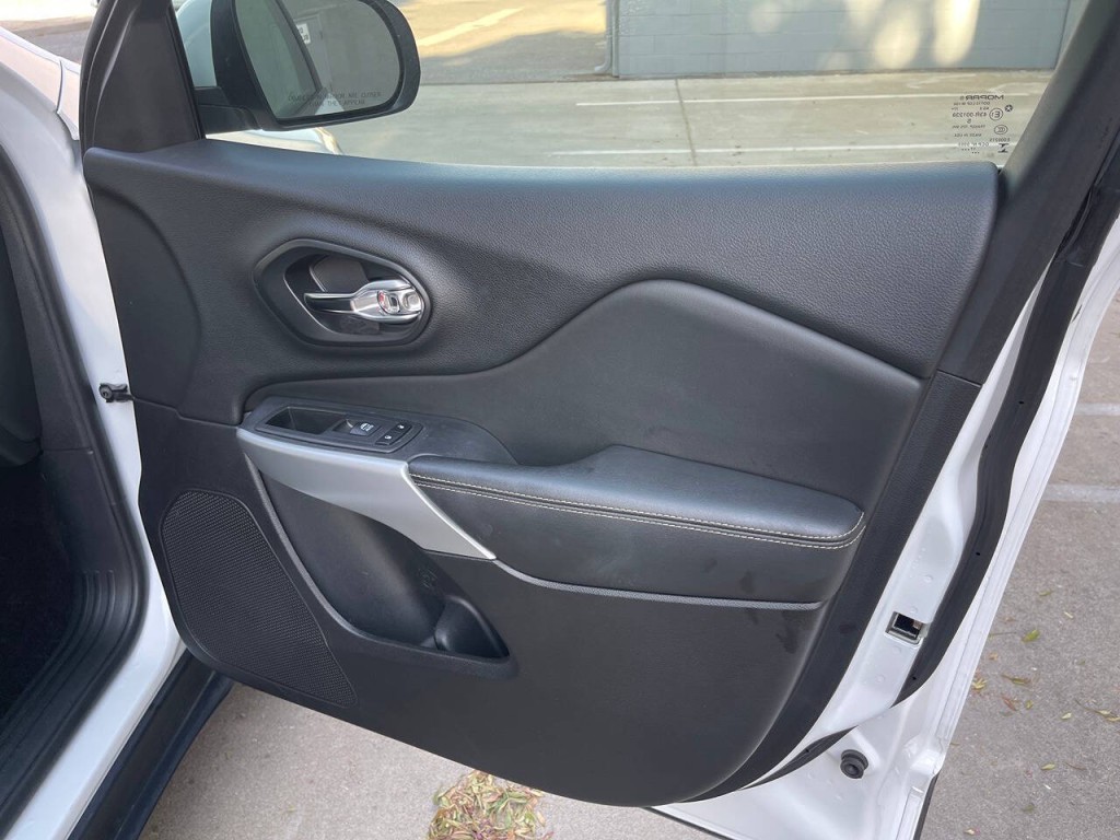 2018 Jeep Cherokee Image 38