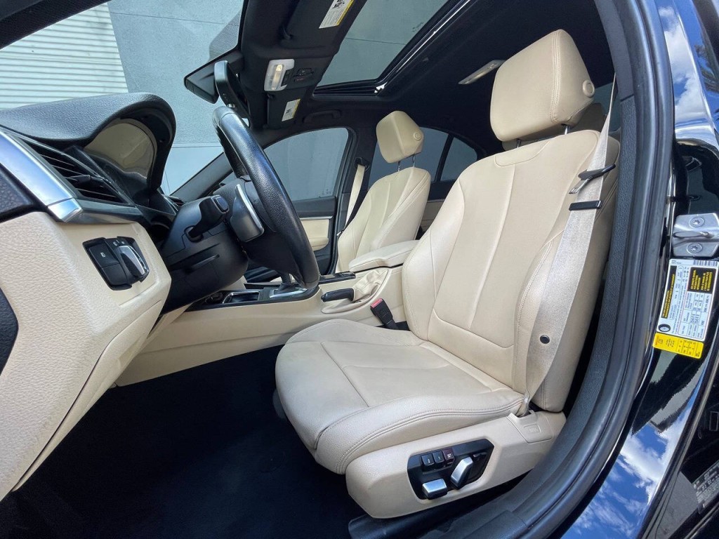 2017 BMW 3 Series Image 12