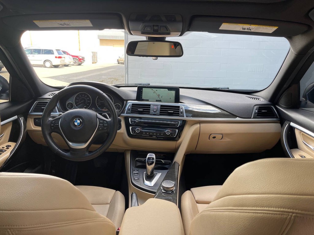 2017 BMW 3 Series Image 18