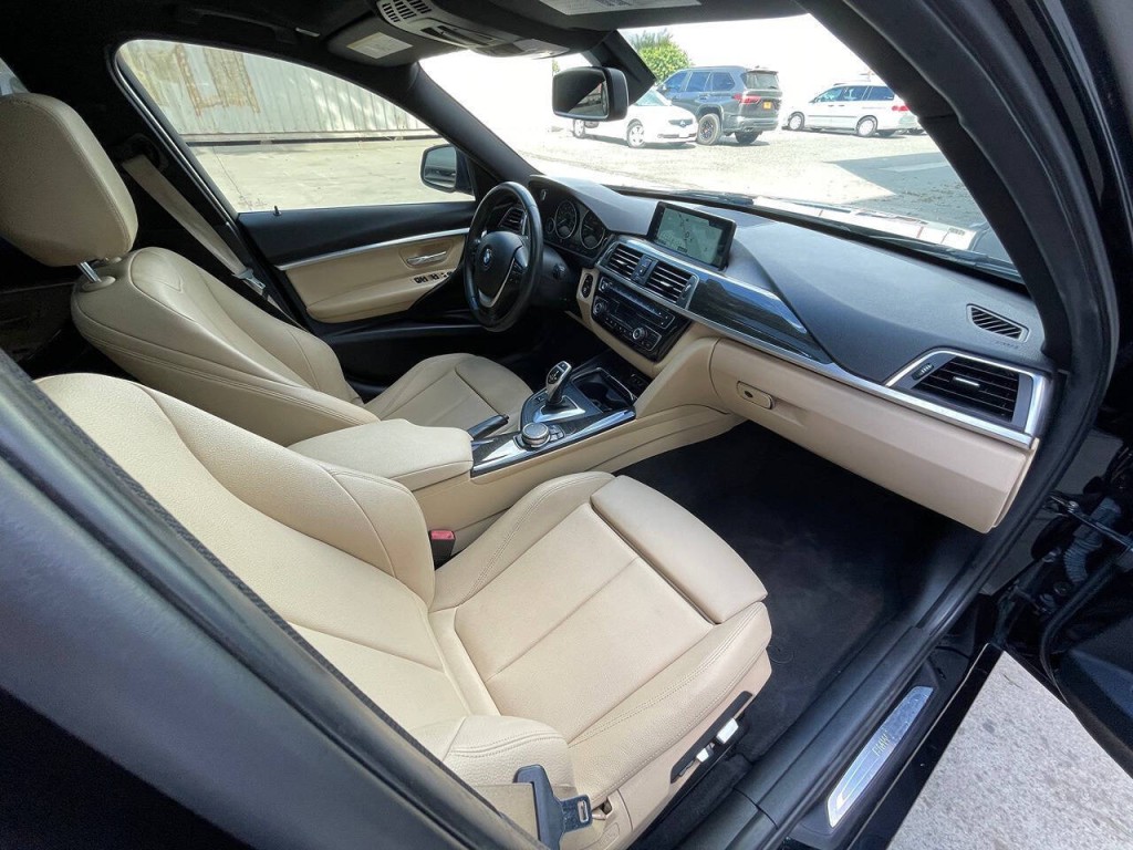 2017 BMW 3 Series Image 30