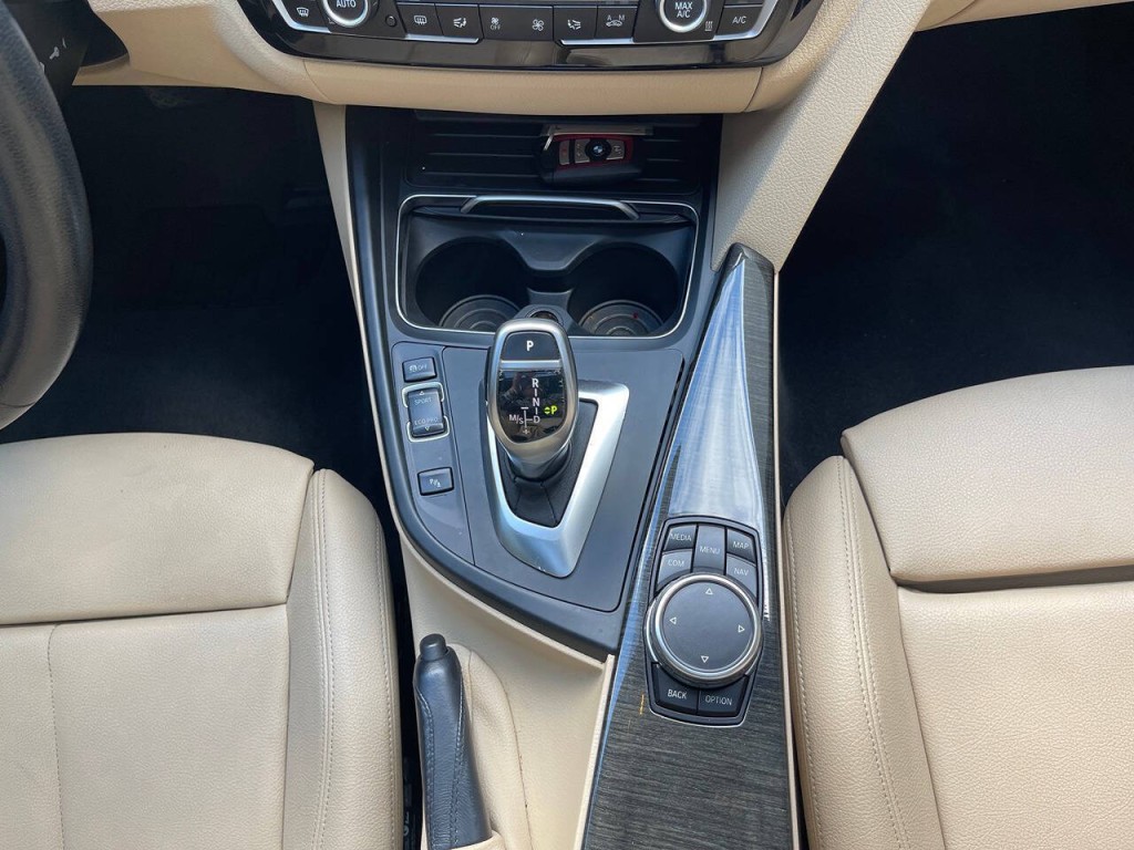 2017 BMW 3 Series Image 33