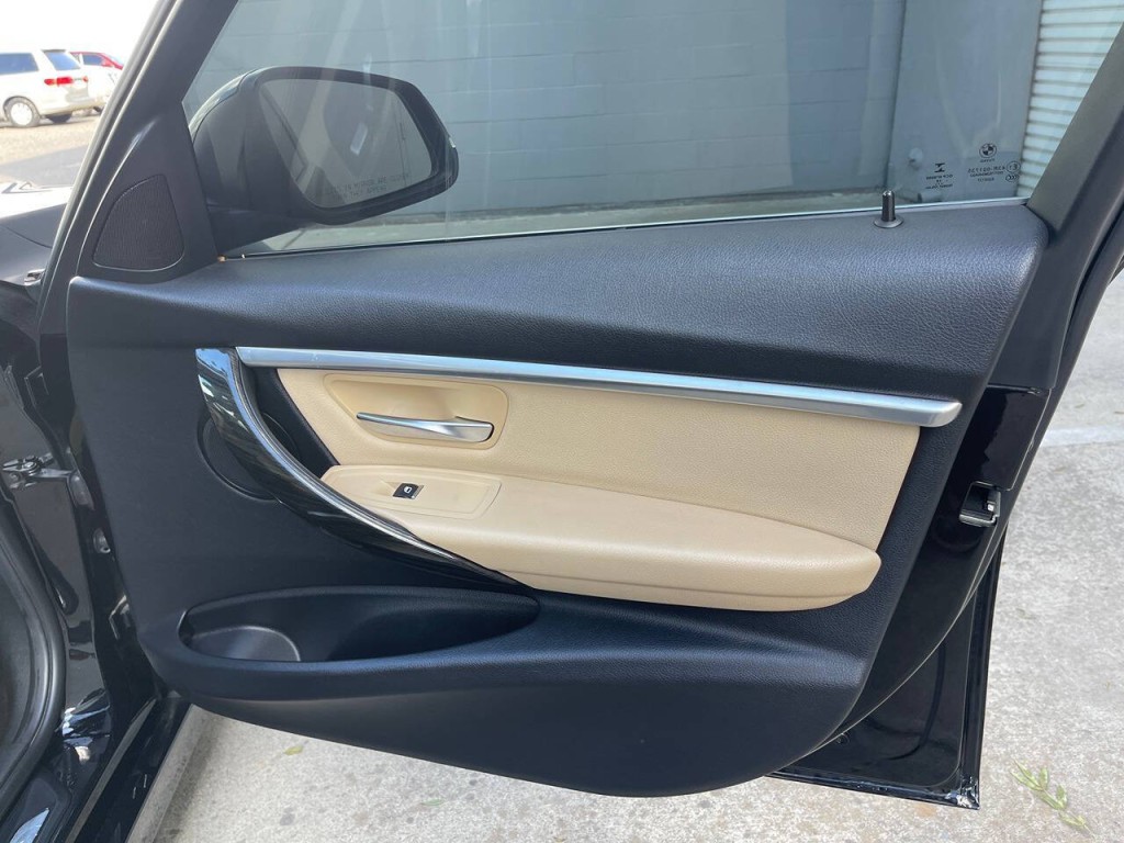 2017 BMW 3 Series Image 36