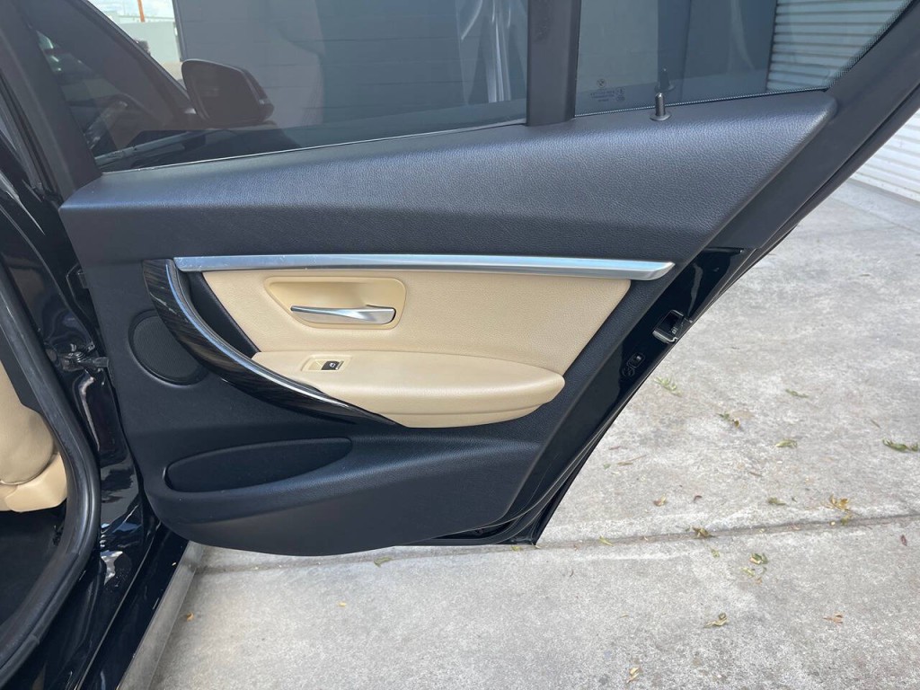 2017 BMW 3 Series Image 38