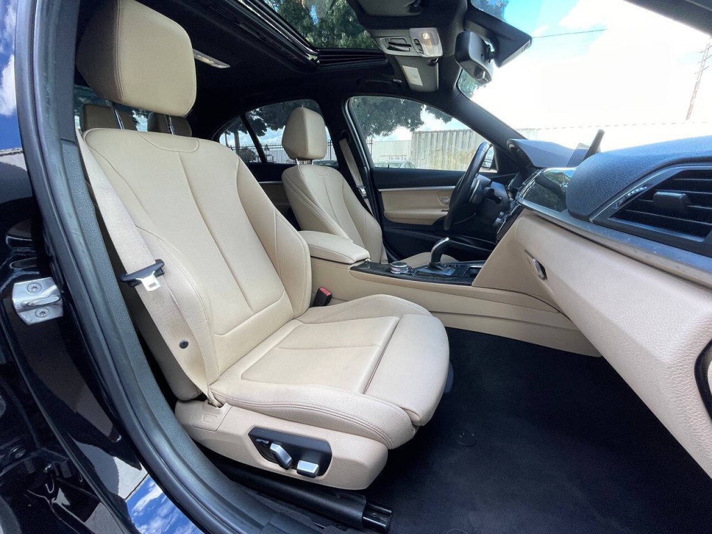 2017 BMW 3 Series Image 12