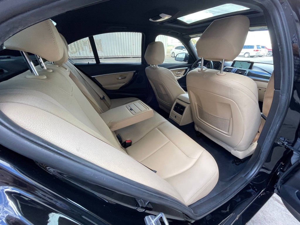 2017 BMW 3 Series Image 13