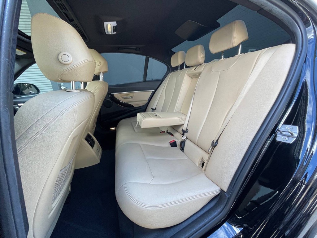 2017 BMW 3 Series Image 14