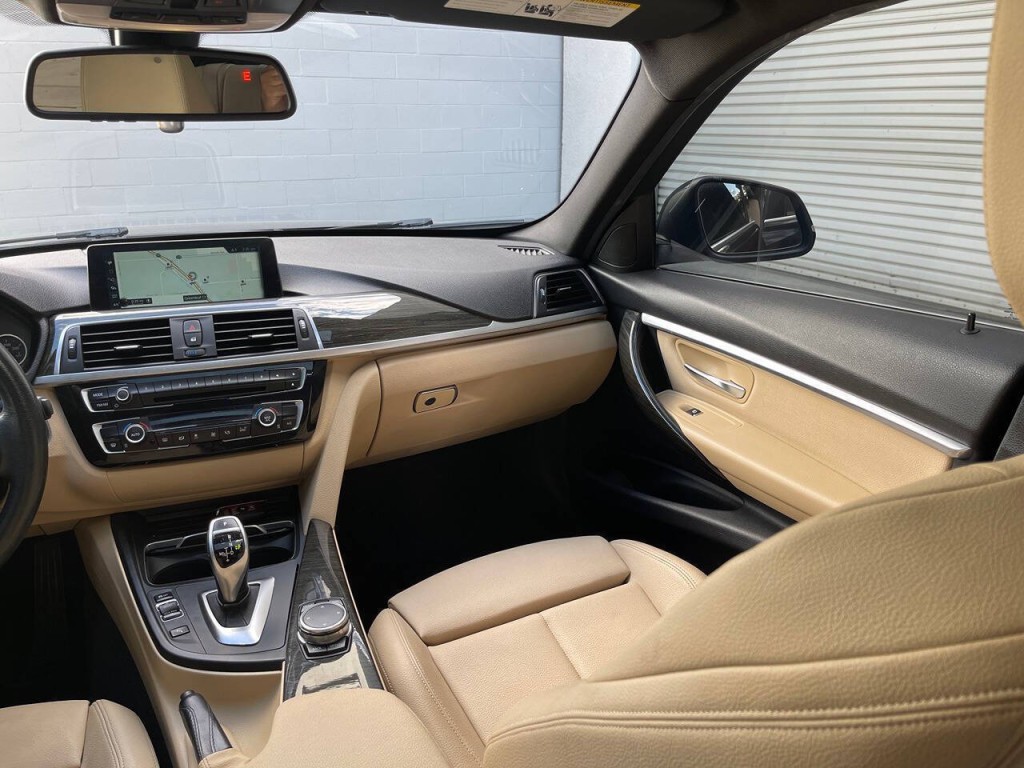 2017 BMW 3 Series Image 16