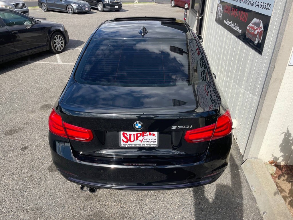 2017 BMW 3 Series Image 25