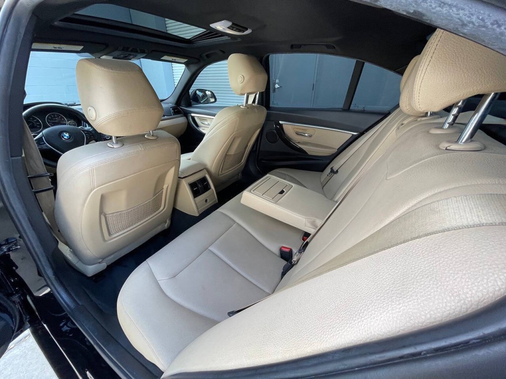 2017 BMW 3 Series Image 30