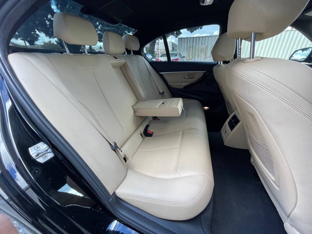 2017 BMW 3 Series Image 31