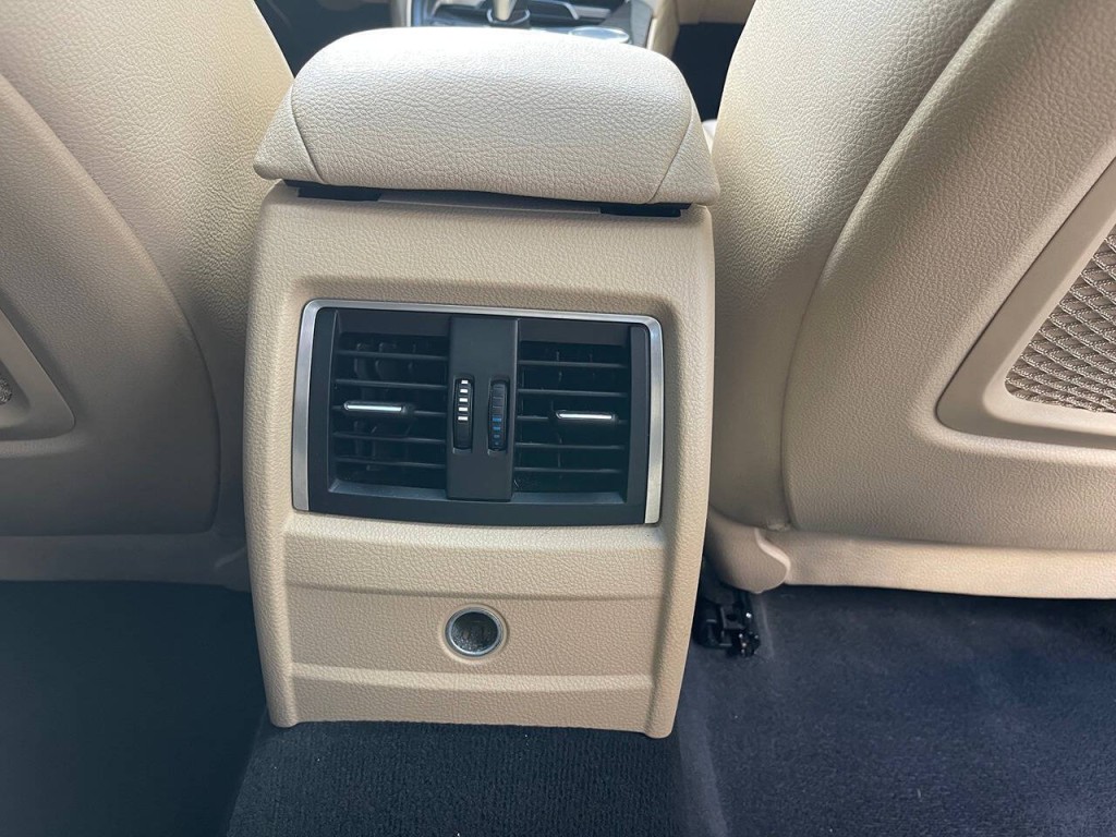 2017 BMW 3 Series Image 33